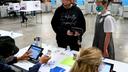 Los trabajadores electorales voluntarios ayudan a preparar, abrir y cerrar un colegio electoral.